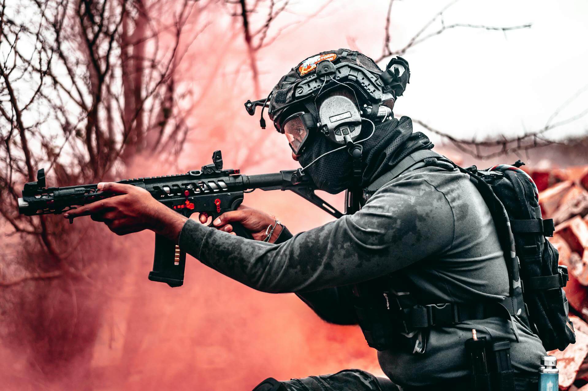 Zdjęcie sekcji hero strony głównej pokazujące szkoleniowca w akcji